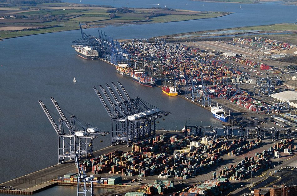 Inicia huelga en el puerto más importante del Reino Unido