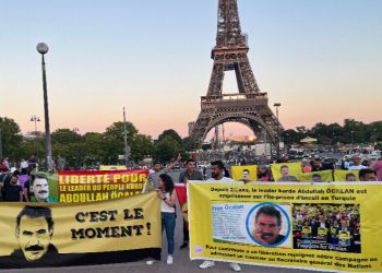 Activistas kurdos protestan en la Torre Eiffel en París