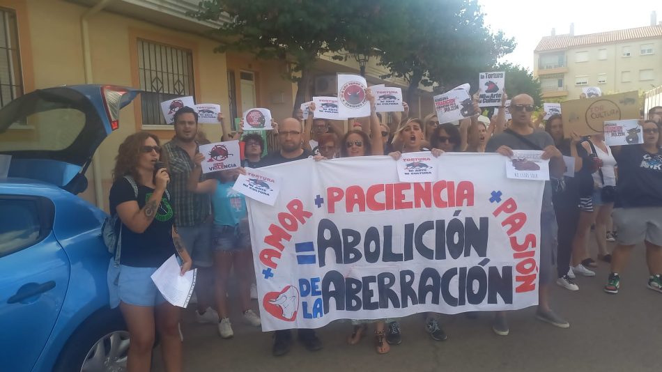 Primera concentración en rechazo a la tauromaquia organizado por el grupo antitaurino de Pedro Muñoz (Ciudad Real)