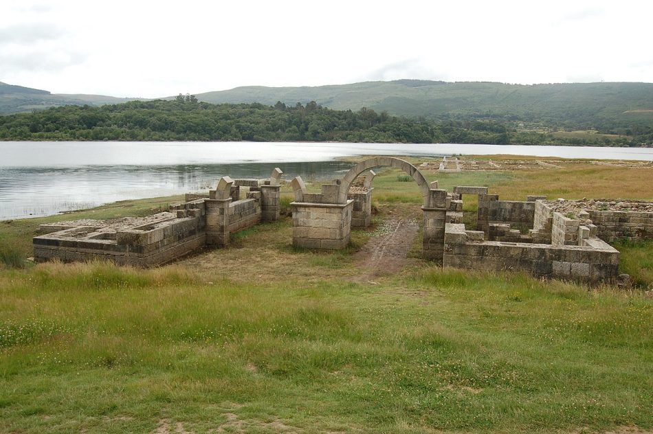 La sequía deja al descubierto el yacimiento arqueológico de Aquis Querquennis, junto al embalse de As Conchas