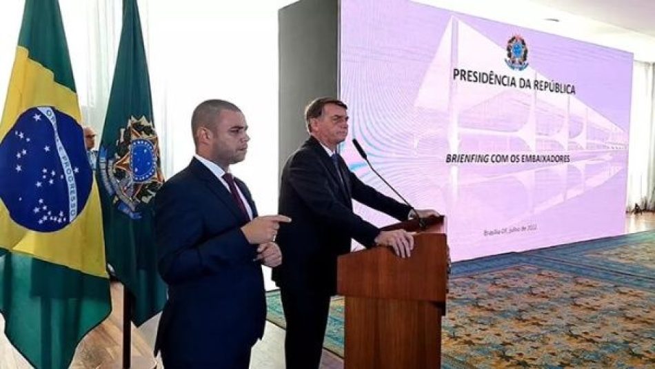 Exigen multar a Bolsonaro por desacreditar al sistema electoral