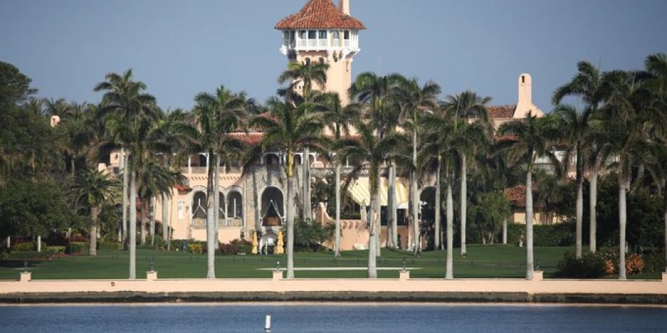 FBI registra una mansión de Donald Trump, en Mar-a-Lago en busca de documentos clasificados después de dejar la Casa Blanca