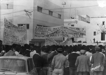 Presentación de la película documental «Aquella feria vestida de luto» en el cementerio de La Chanca en Conil de la Frontera