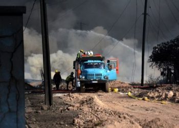 Llegan más bomberos para combatir incendio en Matanzas, Cuba