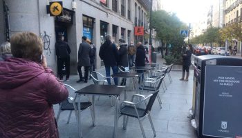Las federaciones vecinales de Barcelona y Madrid y FACUA se unen para pedir la intervención del Defensor del Pueblo ante el descontrol de las terrazas