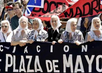 Madres de Plaza de Mayo marchan en apoyo a vicepresidenta argentina