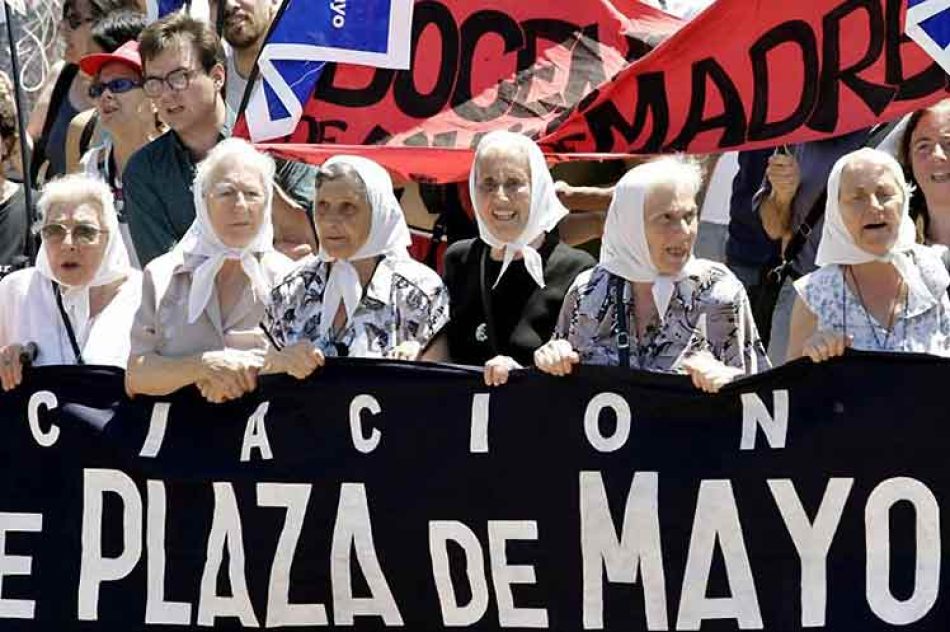 Madres de Plaza de Mayo marchan en apoyo a vicepresidenta argentina