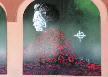 <strong>Más de un centenar de vecinos se concentra ante el mural vandalizado de Rosa Luxemburgo en Aravaca para trasladar su condena</strong>