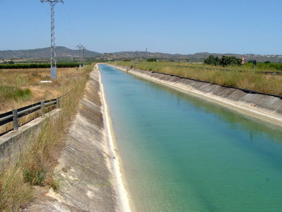 Compromís propone cubrir los canales de trasvase con placas solares