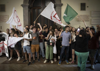 El Frente de Estudiantes de Andalucía denuncia agresiones a estudiantes en el acto de Olona