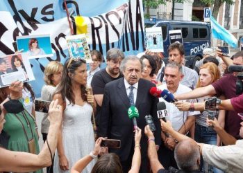 Enrique Santiago denuncia en la concentración de apoyo a Cristina Fernández de Kirchner que “la derecha no reconoce la democracia y solo la acepta cuando gobiernan”