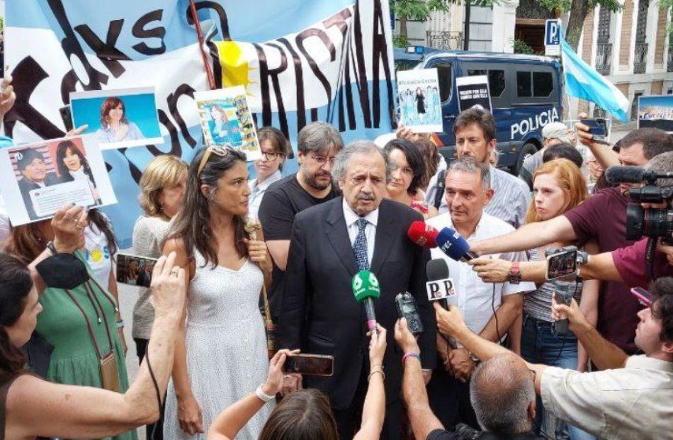 Enrique Santiago denuncia en la concentración de apoyo a Cristina Fernández de Kirchner que “la derecha no reconoce la democracia y solo la acepta cuando gobiernan”