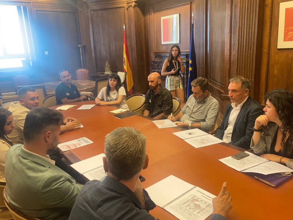 Enrique Santiago muestra en el Congreso la “solidaridad y respaldo” de Unidas Podemos a quienes se enfrentan a entrar en prisión en el caso de persecución sindical de ‘La Suiza’