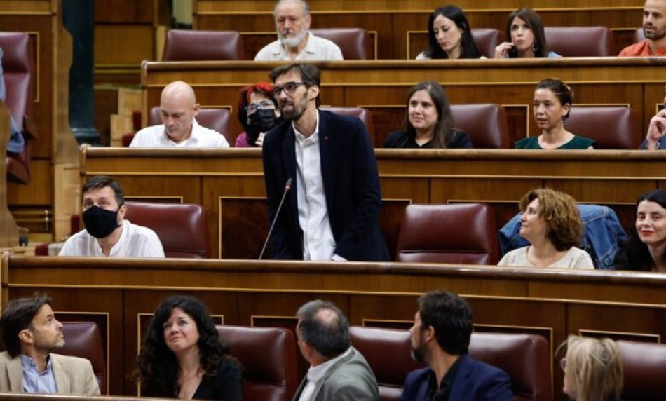 Bueno, diputado de IU por Cádiz, reclama en el Congreso que el Gobierno detalle sus planes para afrontar siniestros marítimos como el que ha amenazado a la bahía de Algeciras