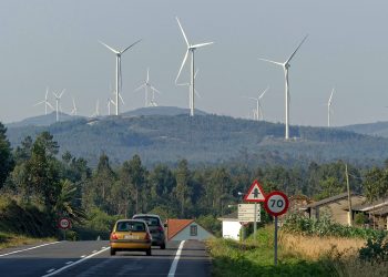 La cercanía de los aerogeneradores a los núcleos de población puede poner en riesgo la salud pública de las áreas afectadas por el parque eólico Monte Agrelo y Muriño