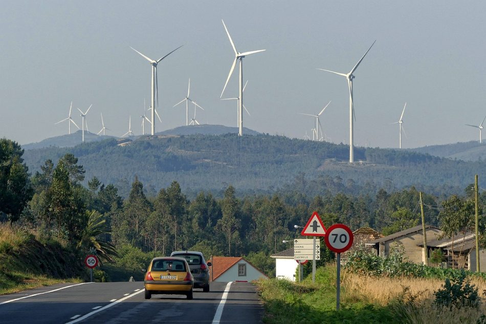 La cercanía de los aerogeneradores a los núcleos de población puede poner en riesgo la salud pública de las áreas afectadas por el parque eólico Monte Agrelo y Muriño