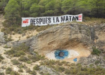 Vecinos anónimos de Cuenca despliegan una pancarta antitaurina en un cerro emblemático de la capital