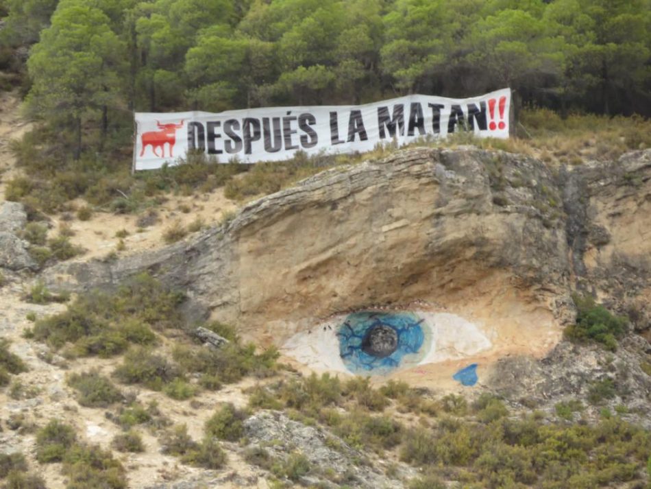 Vecinos anónimos de Cuenca despliegan una pancarta antitaurina en un cerro emblemático de la capital