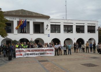 CCOO y UGT se concentran por la muerte en accidente laboral de un trabajador en Torrejón de la Calzada