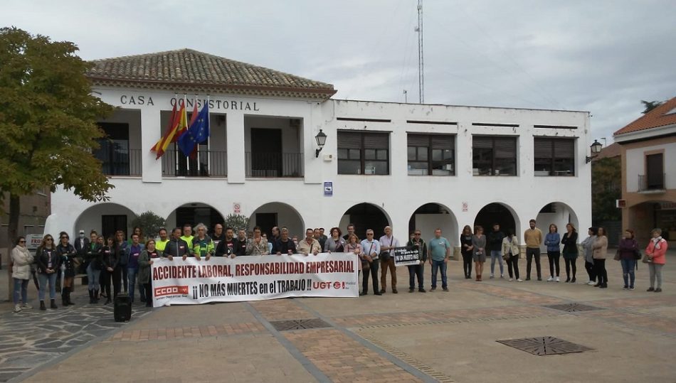 CCOO y UGT se concentran por la muerte en accidente laboral de un trabajador en Torrejón de la Calzada