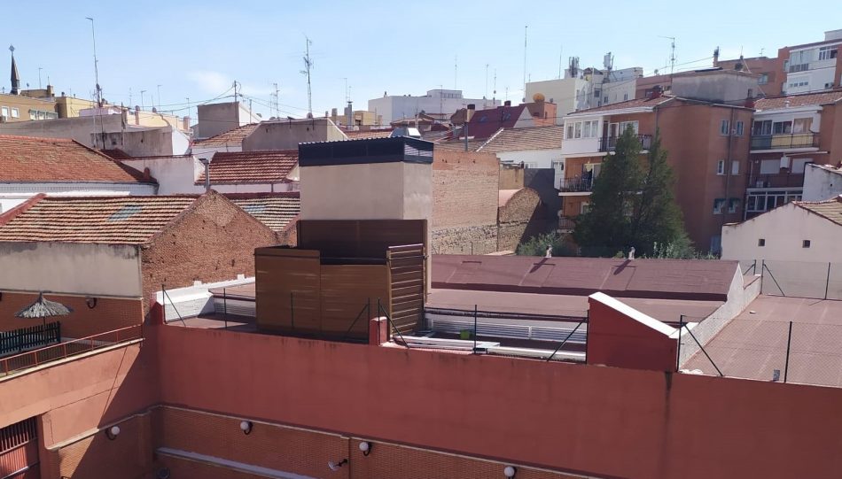 Los afectados por las cocinas fantasma de Santa Valentina llevan su protesta a la Junta Municipal de Tetuán