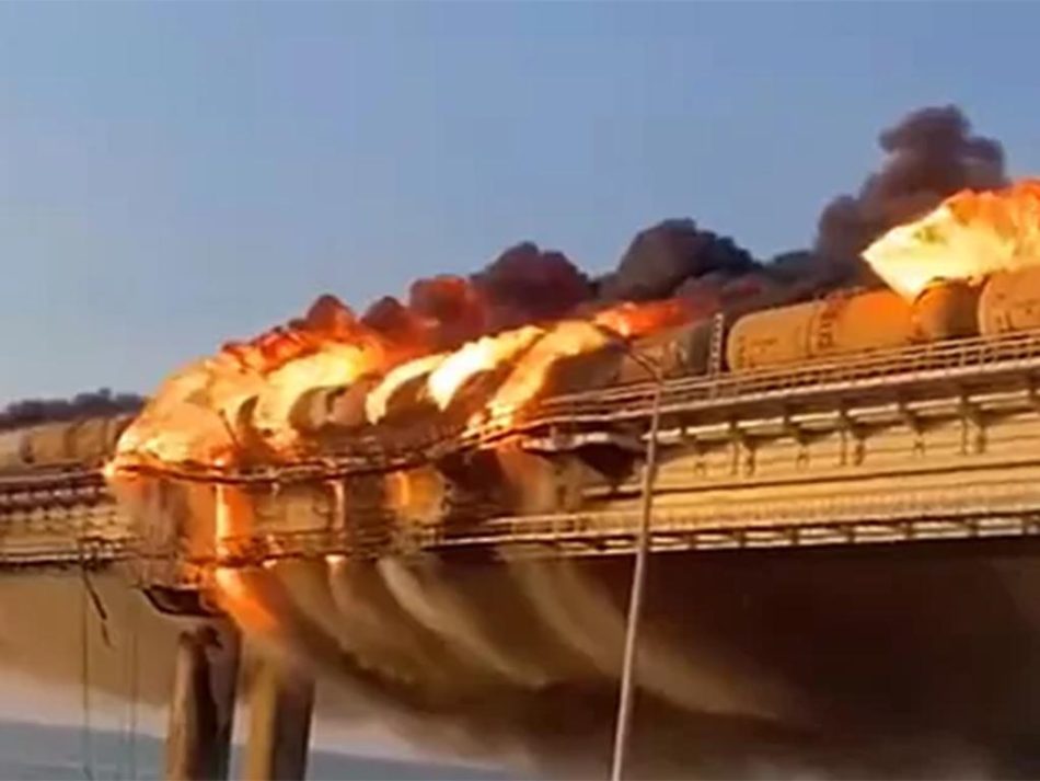Estalla un camión en el puente de Crimea y provoca incendio
