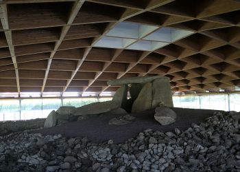 EDP Renovables recomienda plantar árboles alrededor del Dolmen de Dombate y tapar su cristalera para ocultar los aerogeneradores del parque eólico Monte Agrelo y Muriño