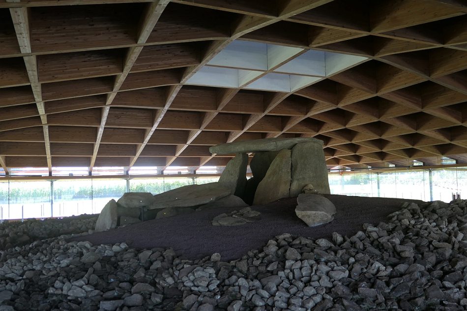 EDP Renovables recomienda plantar árboles alrededor del Dolmen de Dombate y tapar su cristalera para ocultar los aerogeneradores del parque eólico Monte Agrelo y Muriño