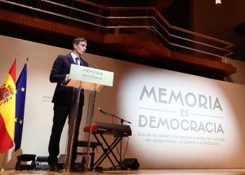 Pedro Sánchez asegura que hoy “honramos muchas vidas anónimas sepultadas bajo una losa de indiferencia imperdonable” y llama a “edificar sobre su recuerdo una memoria democrática compartida”