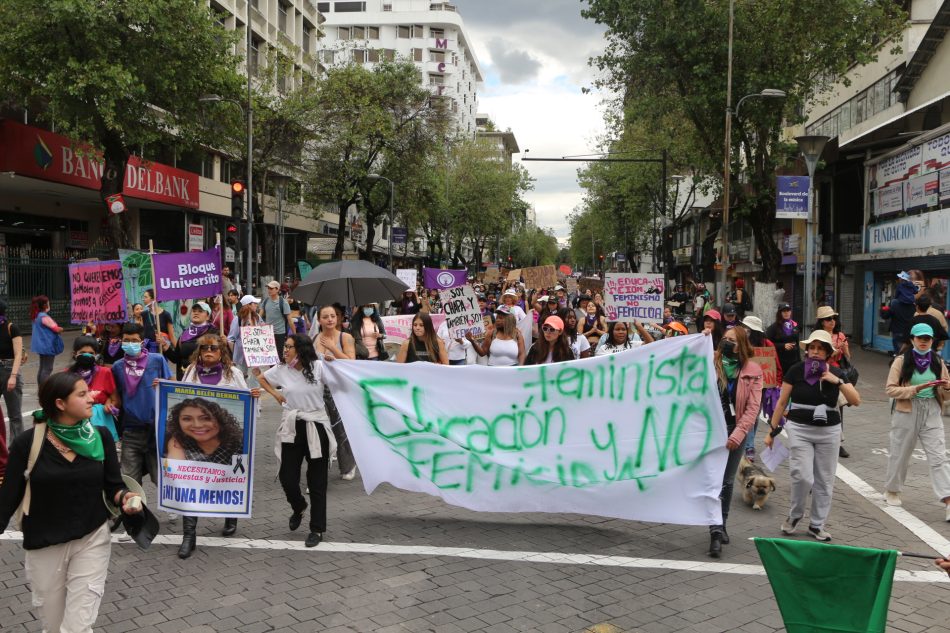 Las mujeres se movilizan en Ecuador contra los feminicidios