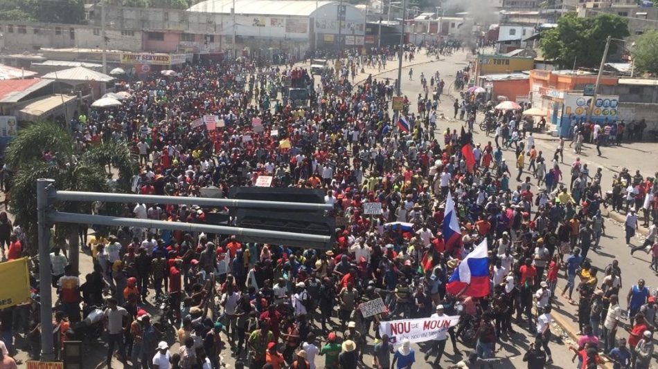 Miles de personas protestan en Haití contra una posible intervención extranjera y piden la renuncia del primer ministro