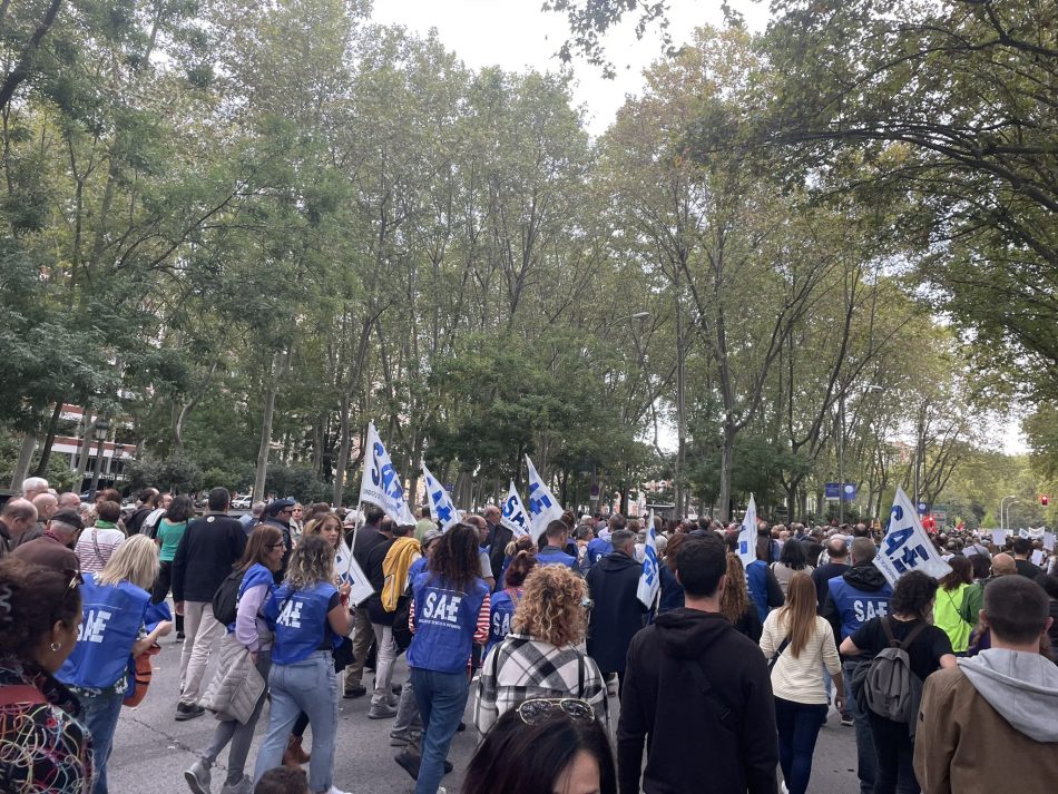 Miles de personas recorren las calles de Madrid para reivinicar una Sanidad Pública