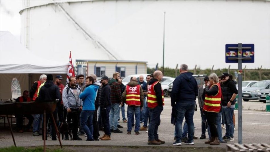La CGT francesa vuelve a extender la convocatoria de huelga en la petrolera Total