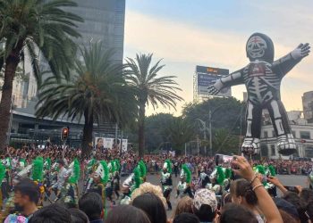 Alegría desbordada en Ciudad de México por el desfile del Día de los Muertos