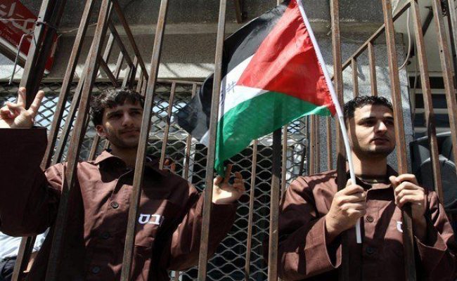 Treinta presos palestinos continúan huelga de hambre en Israel
