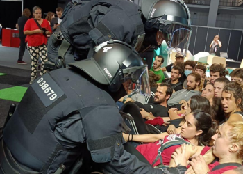Organizaciones sociales contra la especulación en la feria inmobiliaria The District en Barcelona