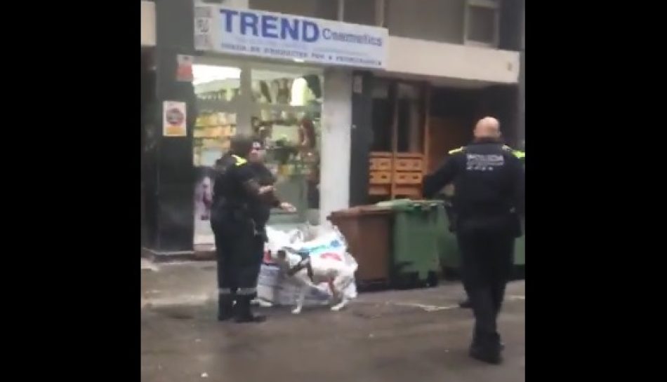 Un policía de Terrassa propina un golpe en la cara a un perro con una defensa extensible