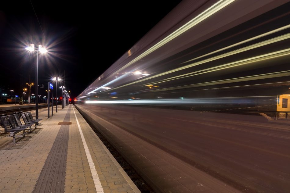 Compromís critica la política feroviaria del Gobierno: «Descarta implantar trenes nocturnos por ‘inviables’ pero dilapida miles de millones en trayectos AVE  deficitarios»
