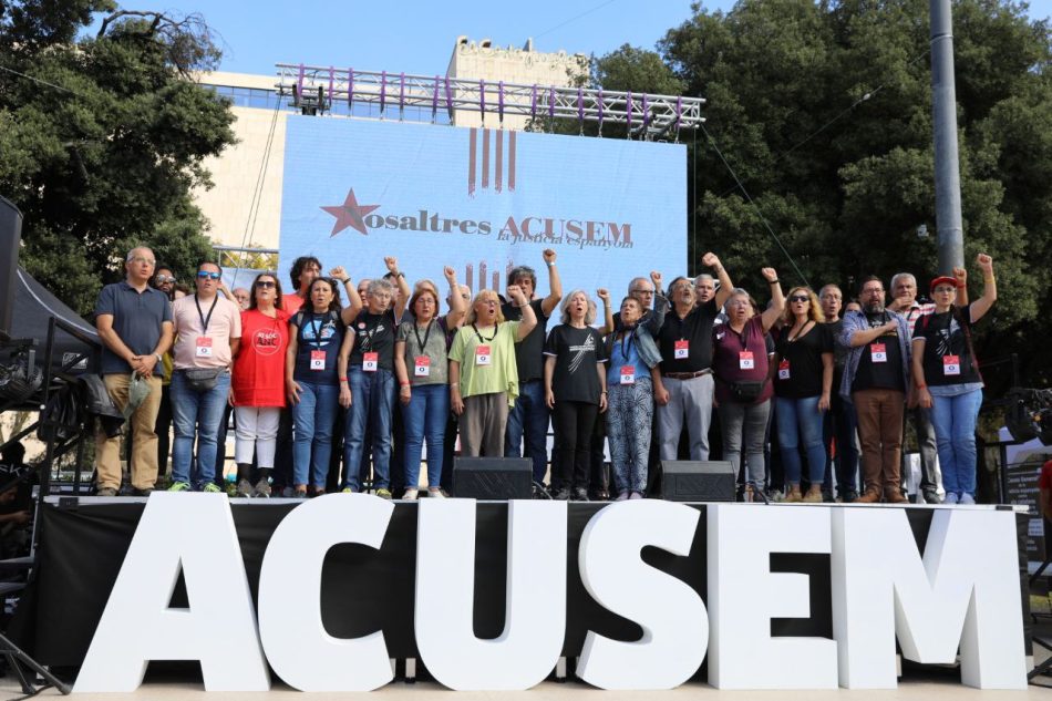 La Assemblea Nacional Catalana comienza la campaña «Nosaltres acusem» con una acampada en la Plaza Cataluña