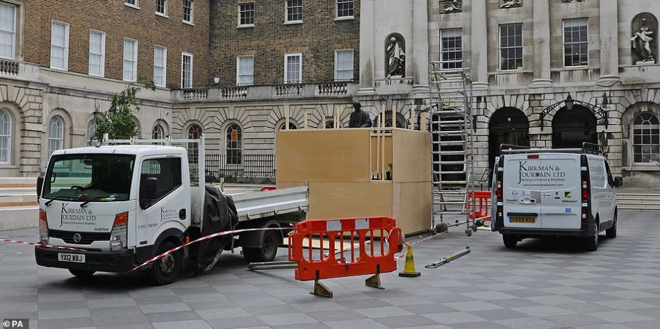 Contra el esclavismo, tapian una escultura en Londres