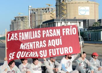 Activistas de Rebelión por el Clima protestan frente a la regasificadora de Enagás en Huelva ante la actual crisis energética, climática y social 