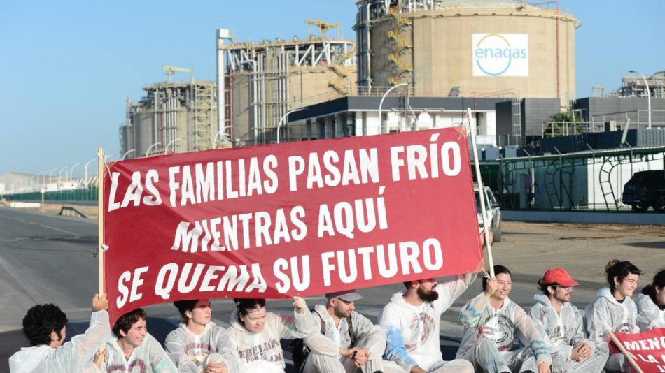 Activistas de Rebelión por el Clima protestan frente a la regasificadora de Enagás en Huelva ante la actual crisis energética, climática y social 