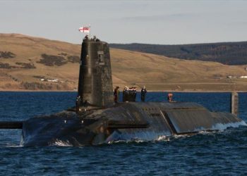 Submarino nuclear británico aborta su misión secreta por incendio