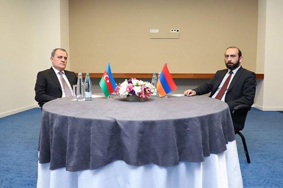 Armenia y Azerbaiyán acuerdan acelerar negociaciones para lograr paz