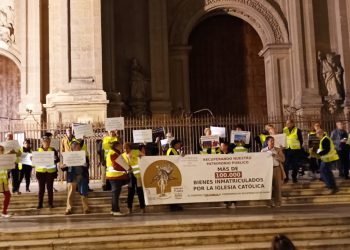 Granada Laica y la plataforma ‘Recuperando’ se concentraron frente a la Catedral de Granada exigiendo la recuperación de nuestro patrimonio público