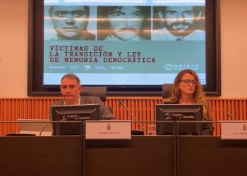 Enrique Santiago traslada el “compromiso” de impulsar la comisión que la Ley de Memoria Democrática establece crear sobre la vulneración de Derechos Humanos hasta finales de 1983