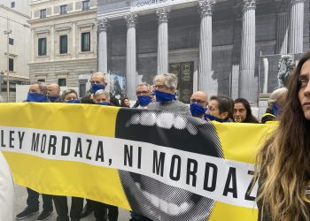 Doce horas en silencio frente al Congreso para exigir el fin de la «Ley Mordaza»