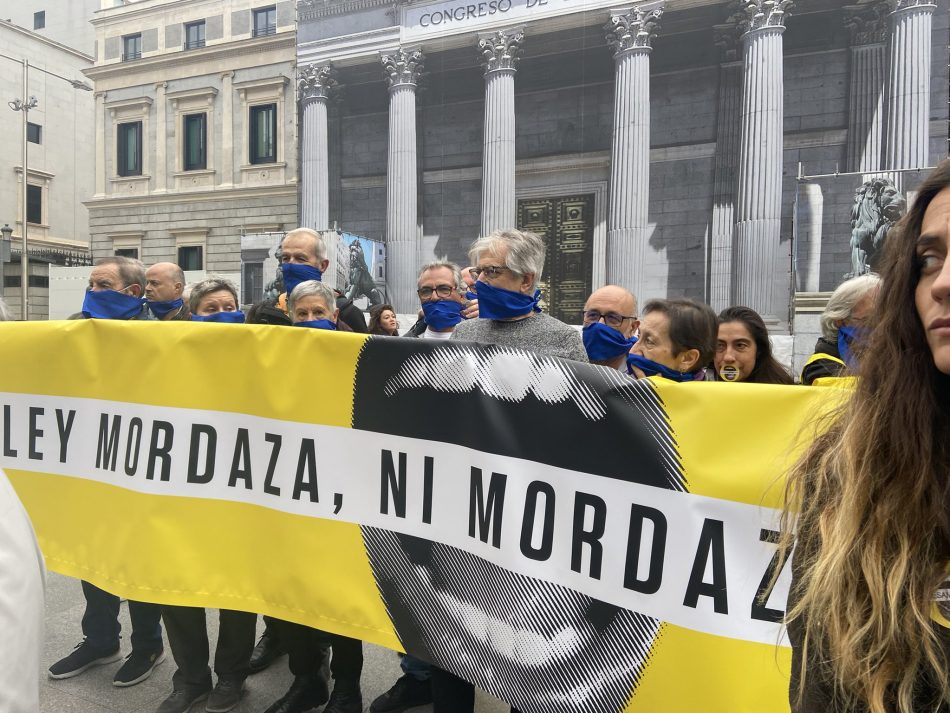 Doce horas en silencio frente al Congreso para exigir el fin de la «Ley Mordaza»