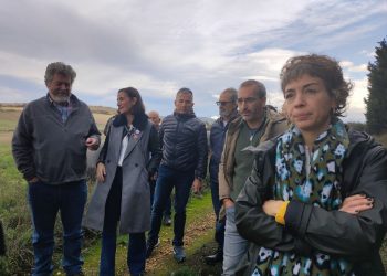 Juantxo López de Uralde visita Urrunaga con los vecinos y vecinas afectadas por la contaminación del reciclaje de metales