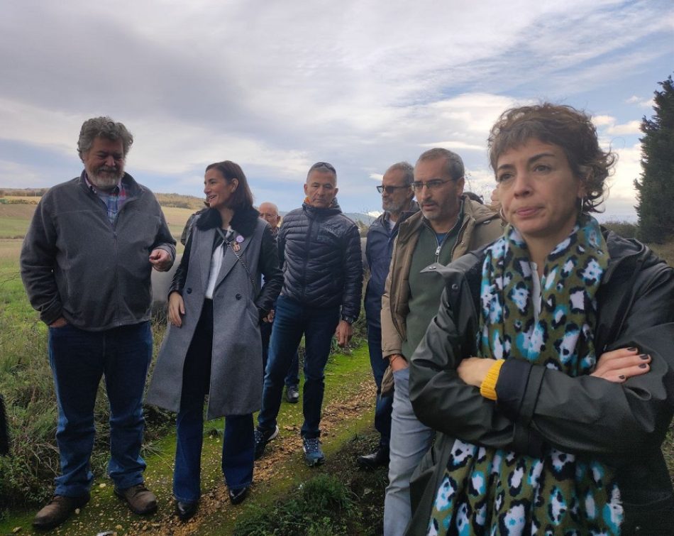 Juantxo López de Uralde visita Urrunaga con los vecinos y vecinas afectadas por la contaminación del reciclaje de metales